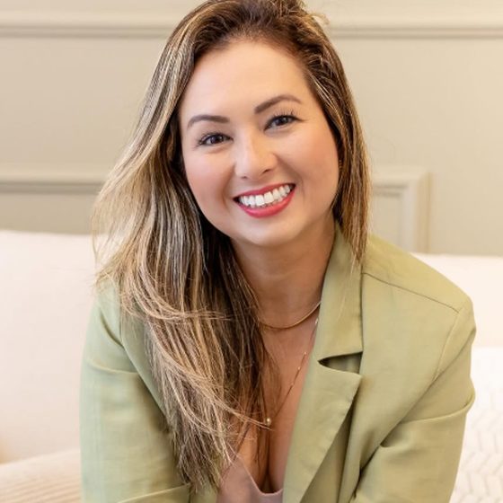 Dra. Rosana Yamamoto sorrindo, de blazer verde-oliva claro